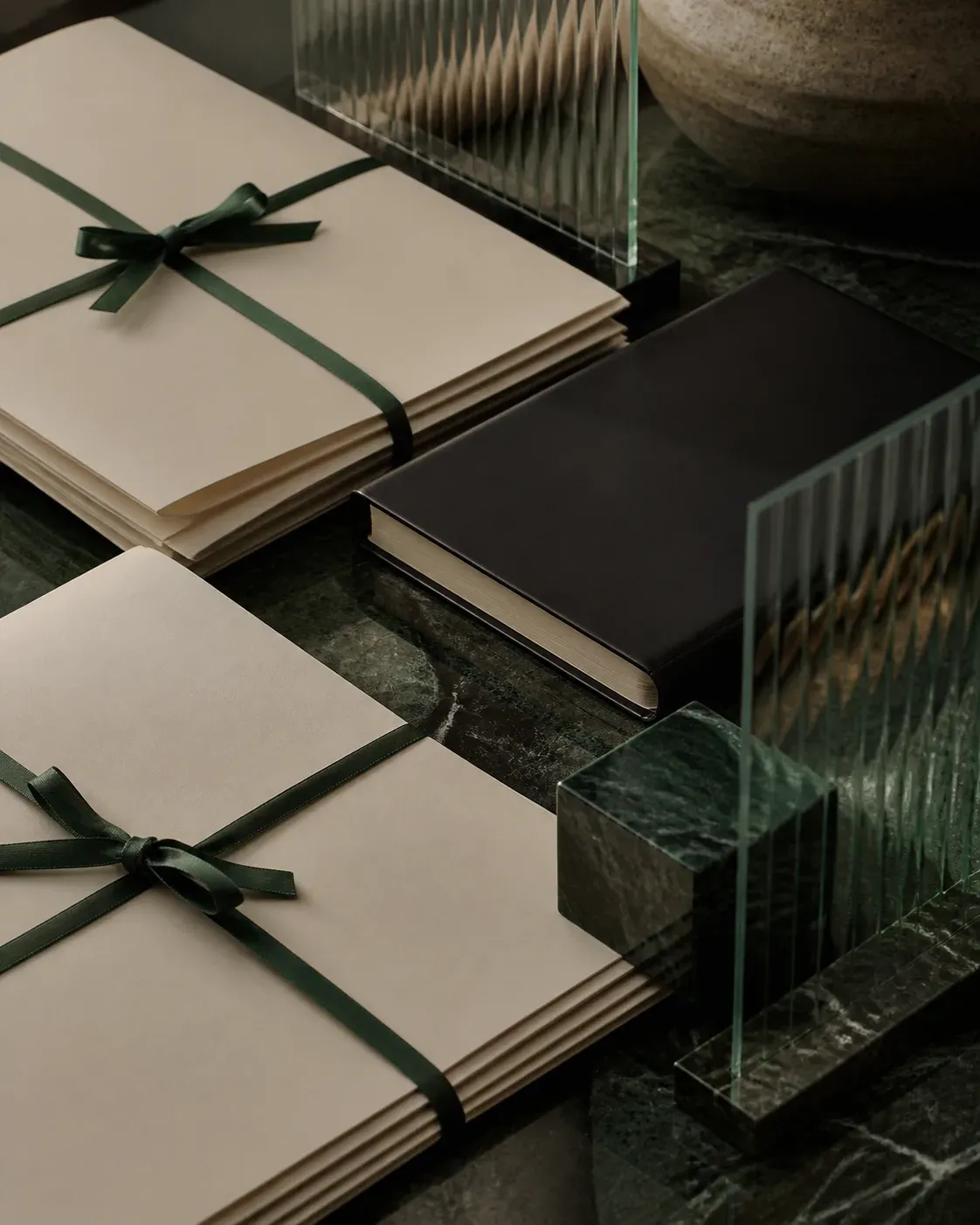 Portefeuilles d’archives et rubans sur une table vert profond